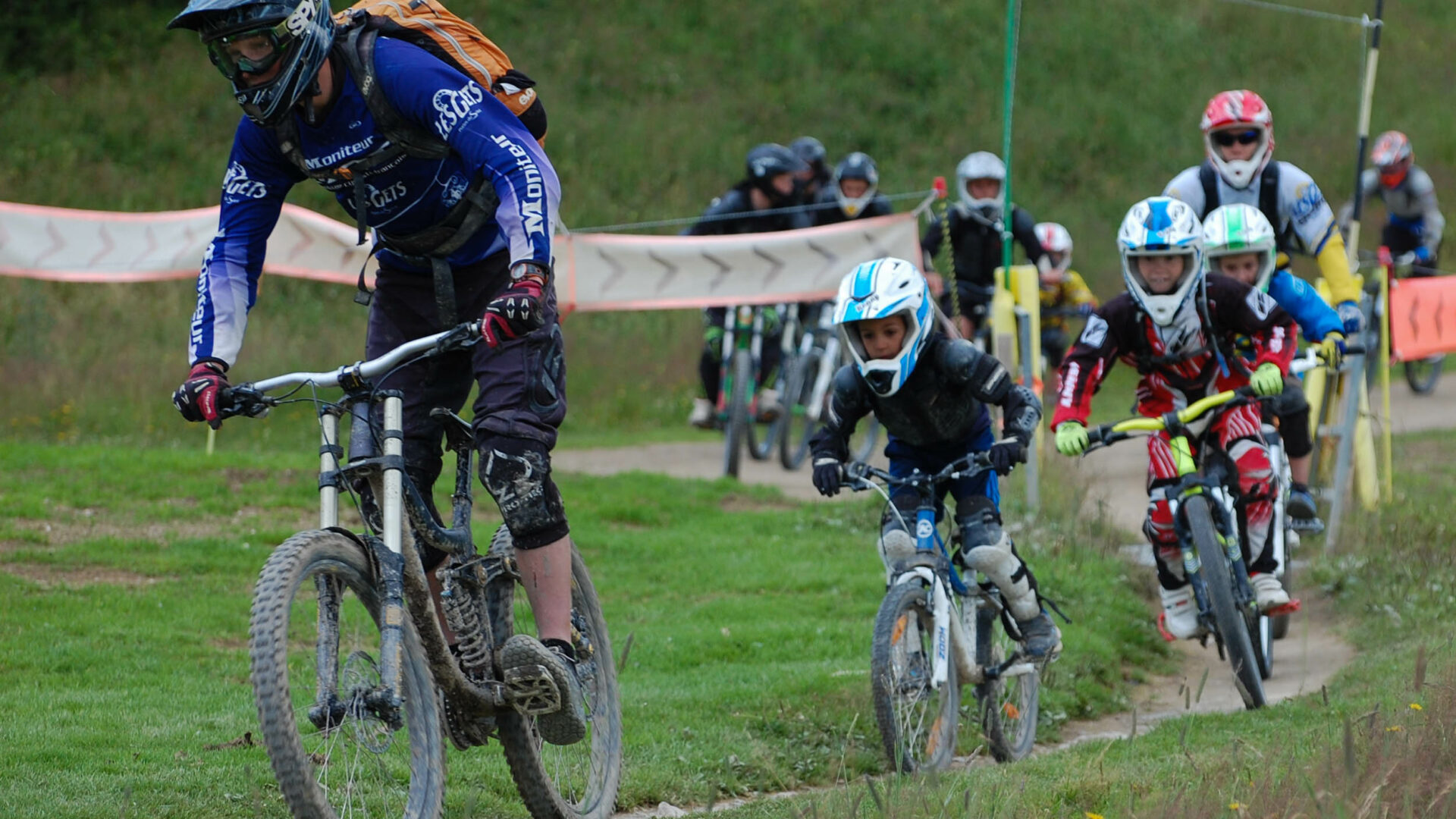 Enfants prenant des cours de VTT en été