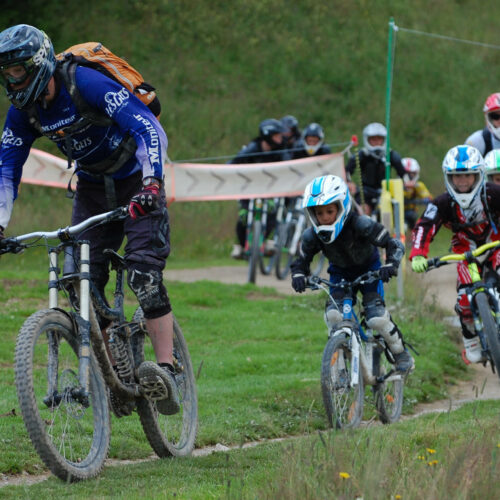 Enfants prenant des cours de VTT en été