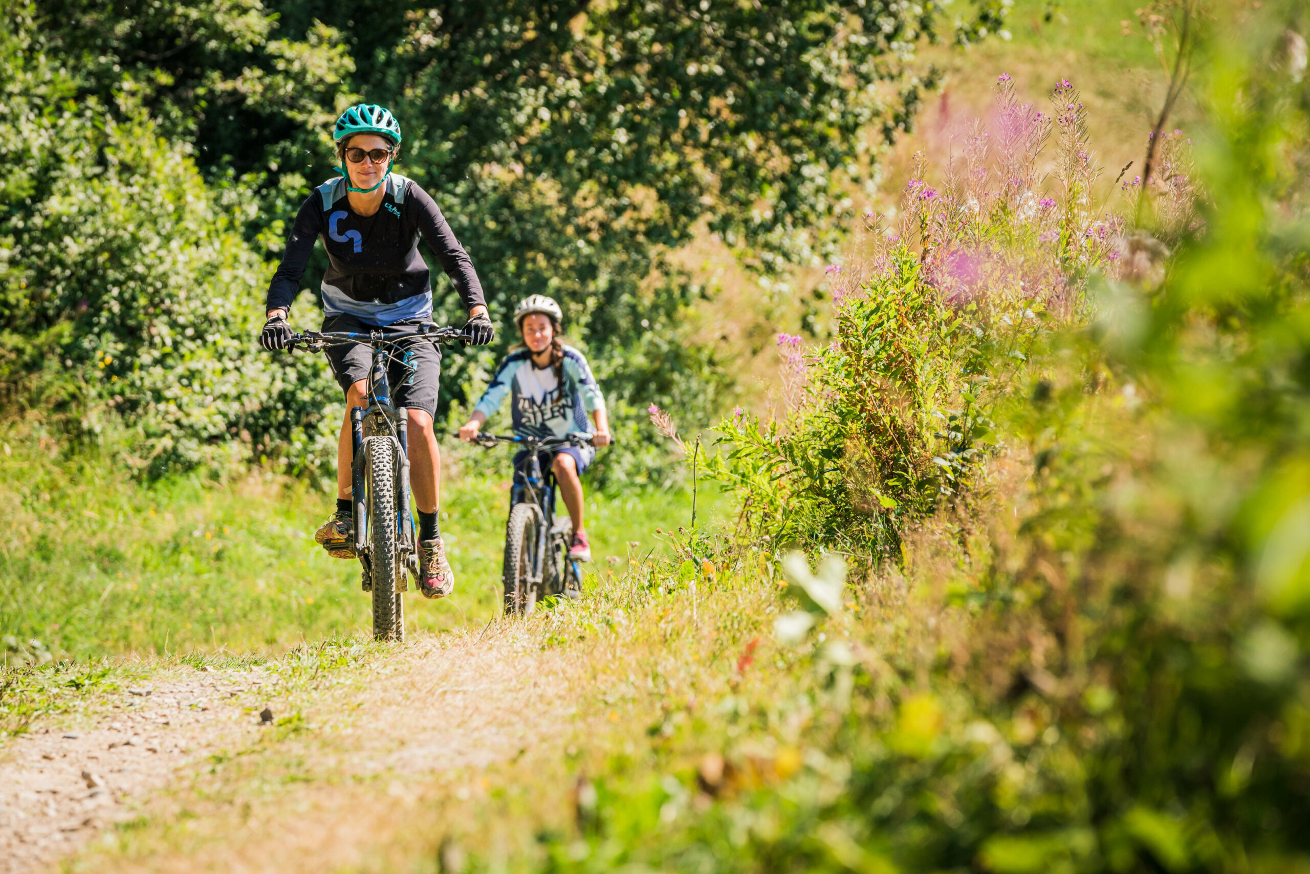 Femmes faisant du VTT en été sur chemin