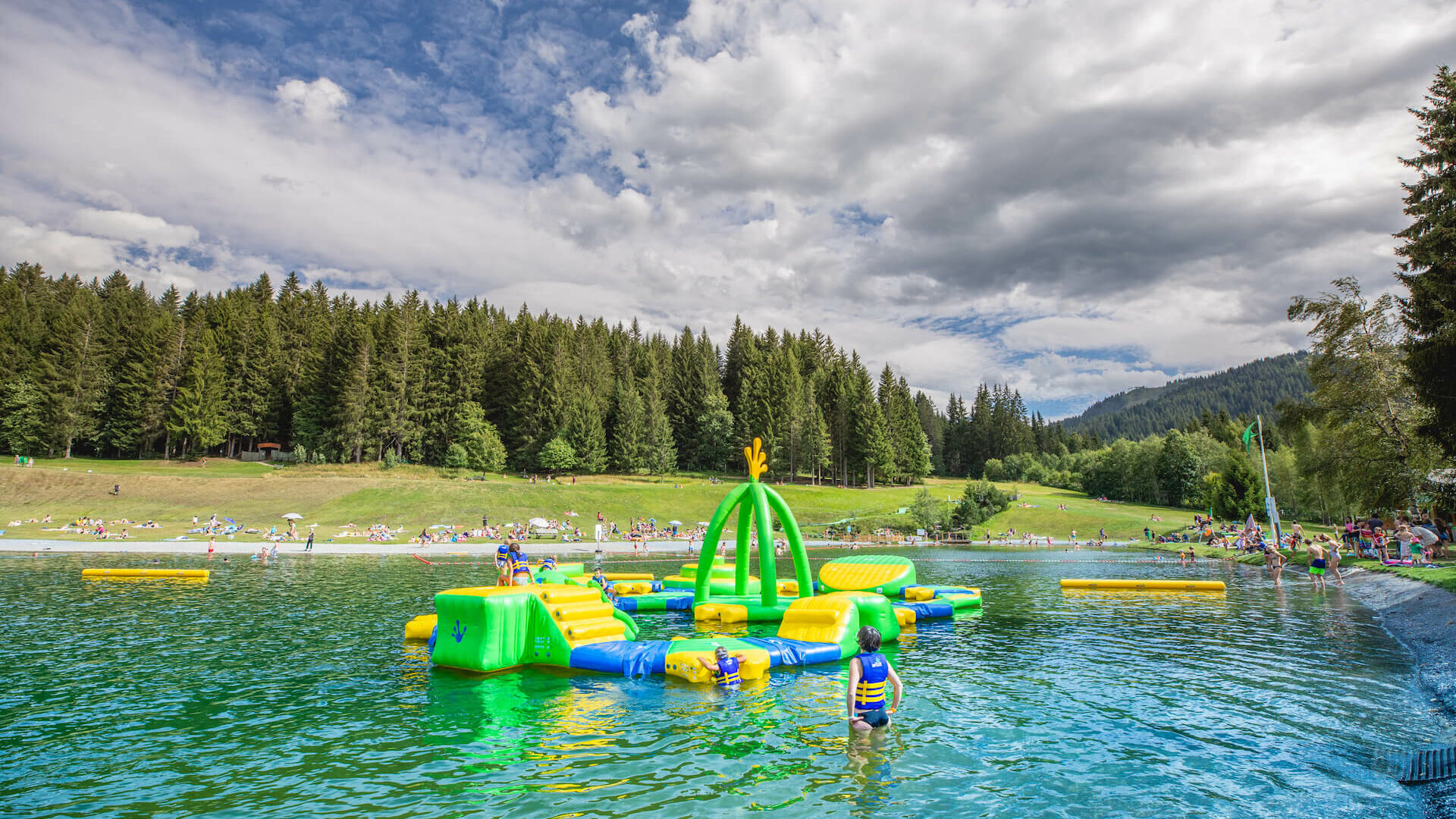 Jeu gonflable sur un lac de montagne en été 