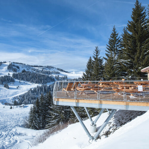 Aire de pique nique des nauchets aux Gets en hiver avec neige et ciel bleu