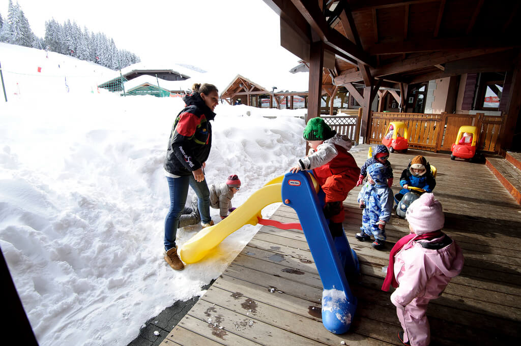 Enfants jouant dans la neige avec toboggan