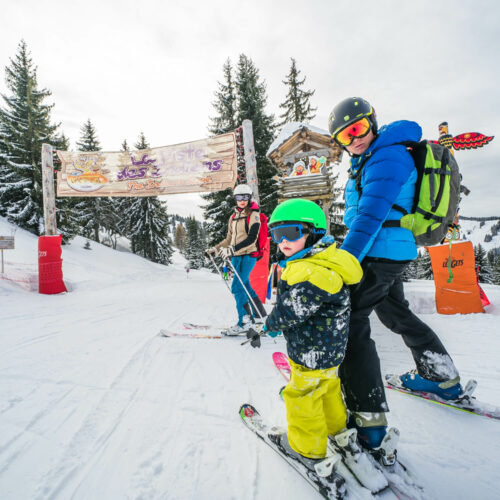 Famille en train de skier sur une piste adaptée aux enfants