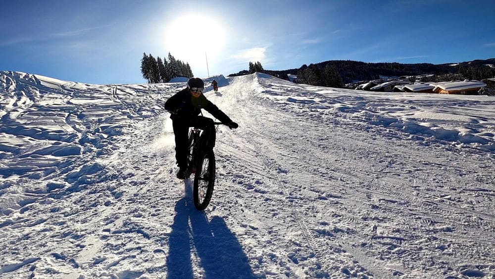 Elektrische mountainbike op sneeuw